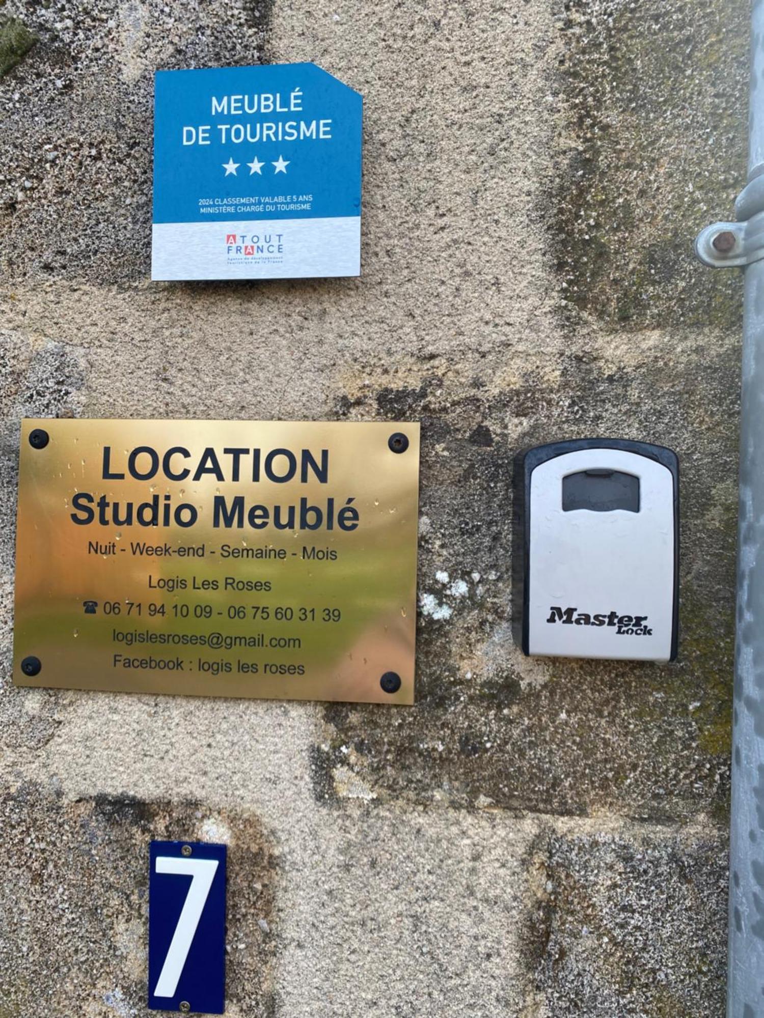 Studio Logis Les Roses Bourbon-lʼArchambault Exterior foto